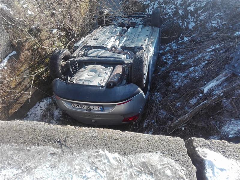 Cu roţile în sus, într-un şanţ. Avea viteză FOTO