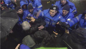 Jandarm filmat în timp ce loveşte protestatarii. Şefii îl apără
