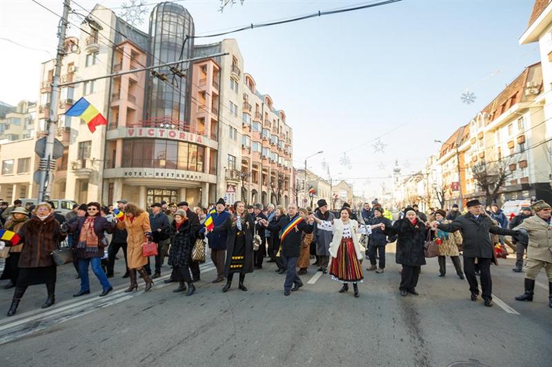 Mica Unire | Primarul, prefectul şi mitropolitul Clujului s-au prins în horă FOTO