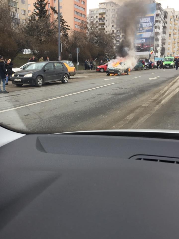 O maşină a luat foc pe Calea Floreşti FOTO