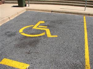  4.800 de lei amendă pentru şoferii care au parcat pe locurile persoanelor cu handicap 