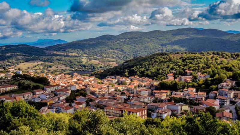 O localitate din Italia vinde case cu 1 euro, pentru a nu deveni oraş-fantomă