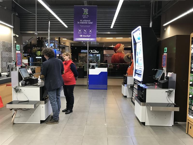 Dispar casierii din Carrefour la Cluj: clienții își scanează singuri produsele 