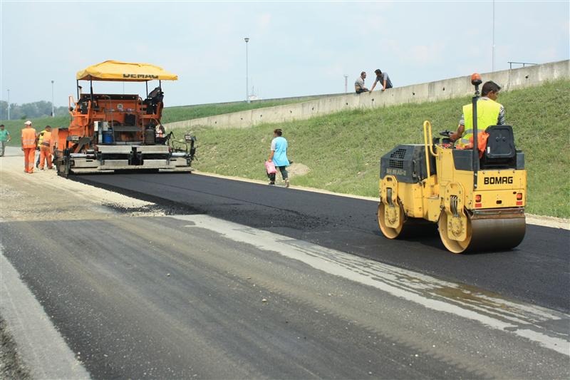 “Constructorii de la noi fac o autostradă în cinci ani în loc de doi” 