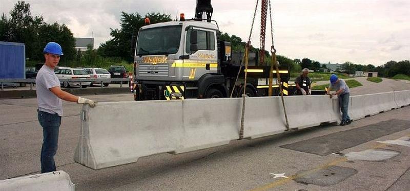 Compania de Autostrăzi reia montarea separatoarelor din beton la Cluj 