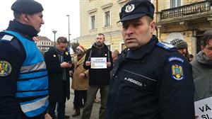 Protest mut la Cluj, în faţa sediului PSD. Jandarmii au cerut respectarea legii FOTO/VIDEO