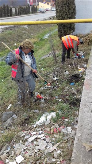 Asistații sociali din Florești curăță mizeria lăsată de localnici FOTO