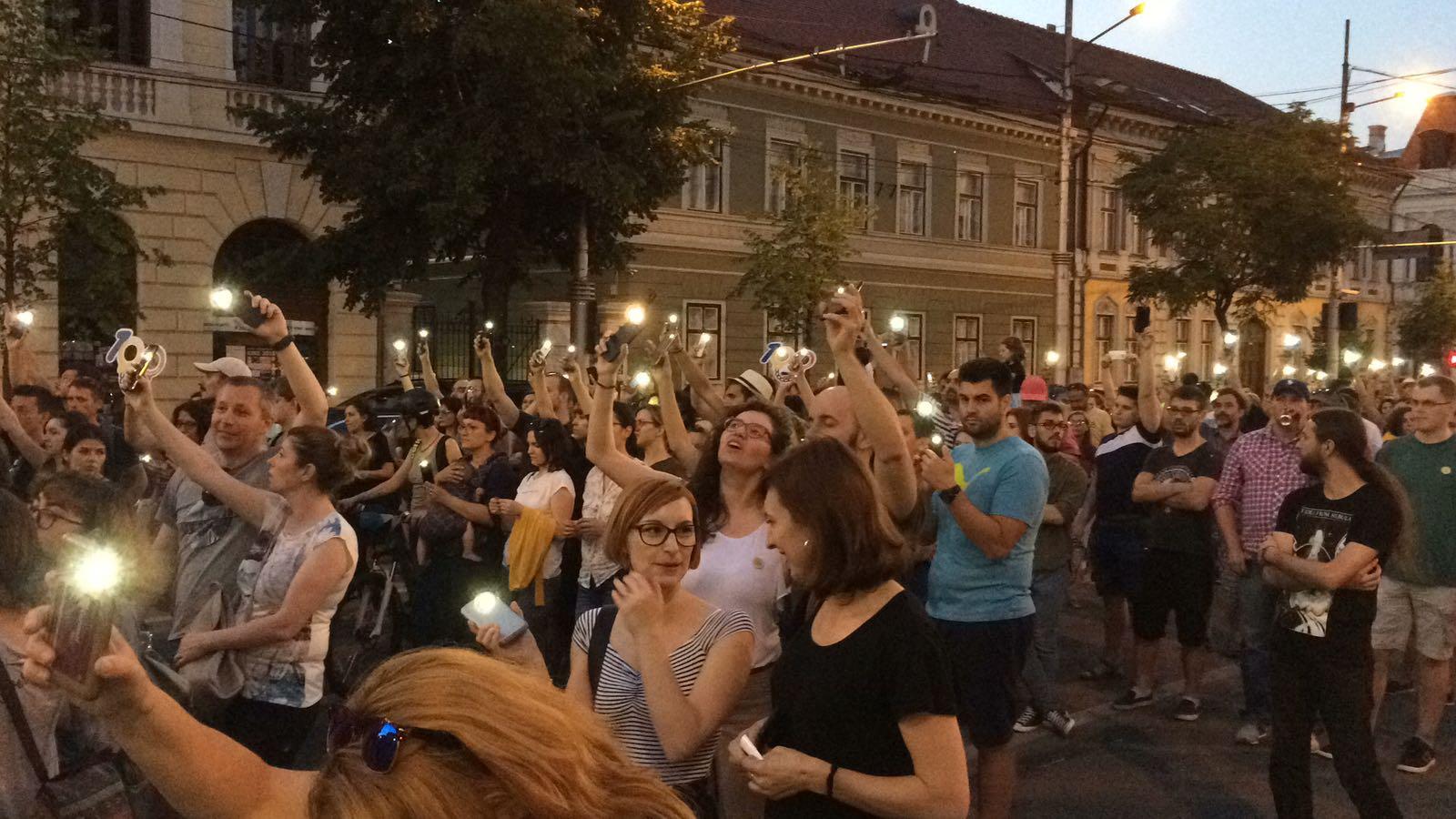 Mii de clujenii au ieșit din nou în stradă: ” Dragnea - jos, jos, ești un ticălos”