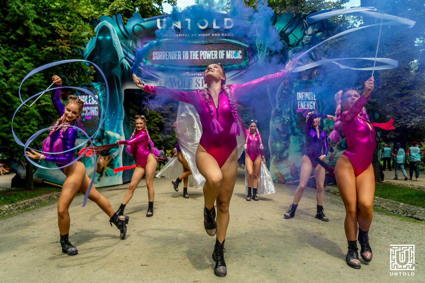 Superfemeile de la Untold. Freze, make-up și modă “ultimul răcnet” la festival