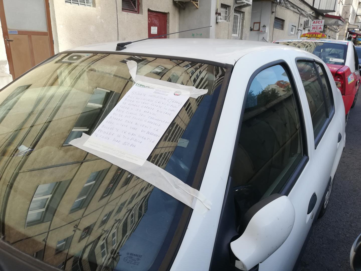 Scrisoare anonimă, lipită pe parbrizul unei mașini. ”Stimate intelectual (țăran), astea nu sânt cotețe cu curci”
