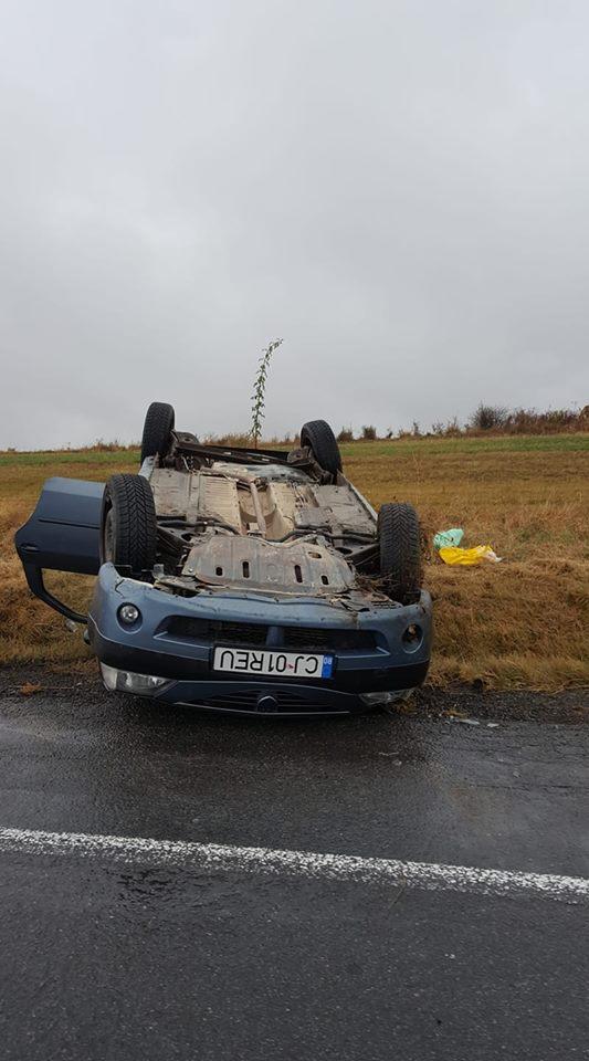 A plouat la Cluj, accidentele s-au ţinut lanţ. Patru răniţi, două maşini în şanţ