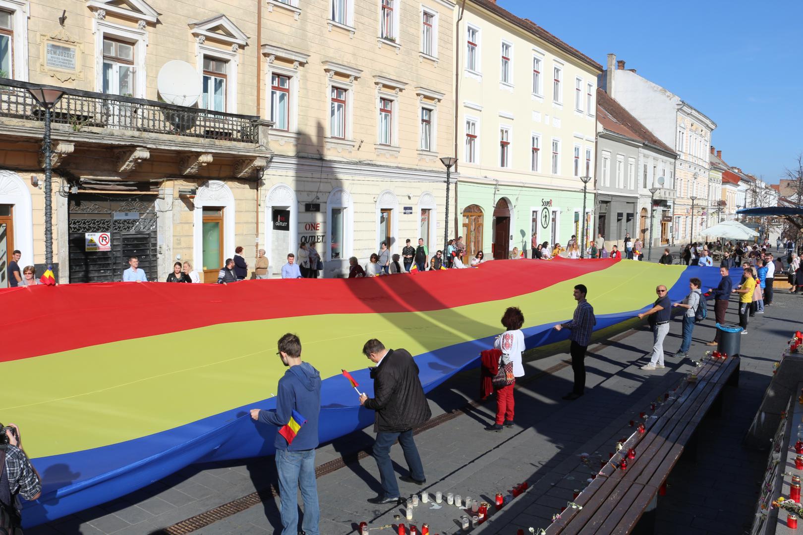 Tricolor cât un bloc cu 10 etaje, desfășurat în centrul Clujului
