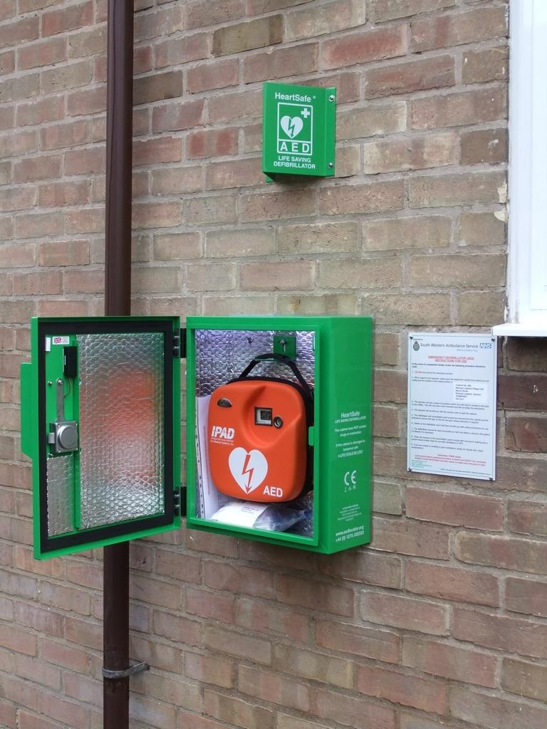 Defibrilator extern automat, amplasat pe o stradă din Marea Britanie