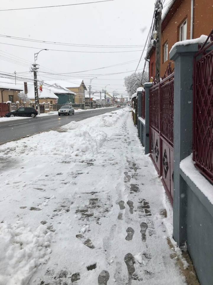 Baciu iese de sub nămeţi. Băcenii sunt rugaţi să-şi cureţe trotuarele, şoferii să fie atenţi cum parchează
