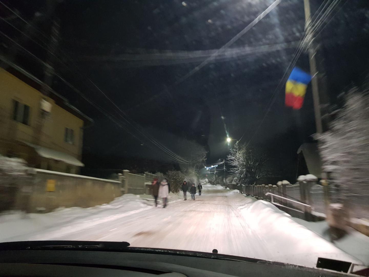 Autobuzul cu care circulă elevii din Feleacu, blocat de un drum județean înzăpezit