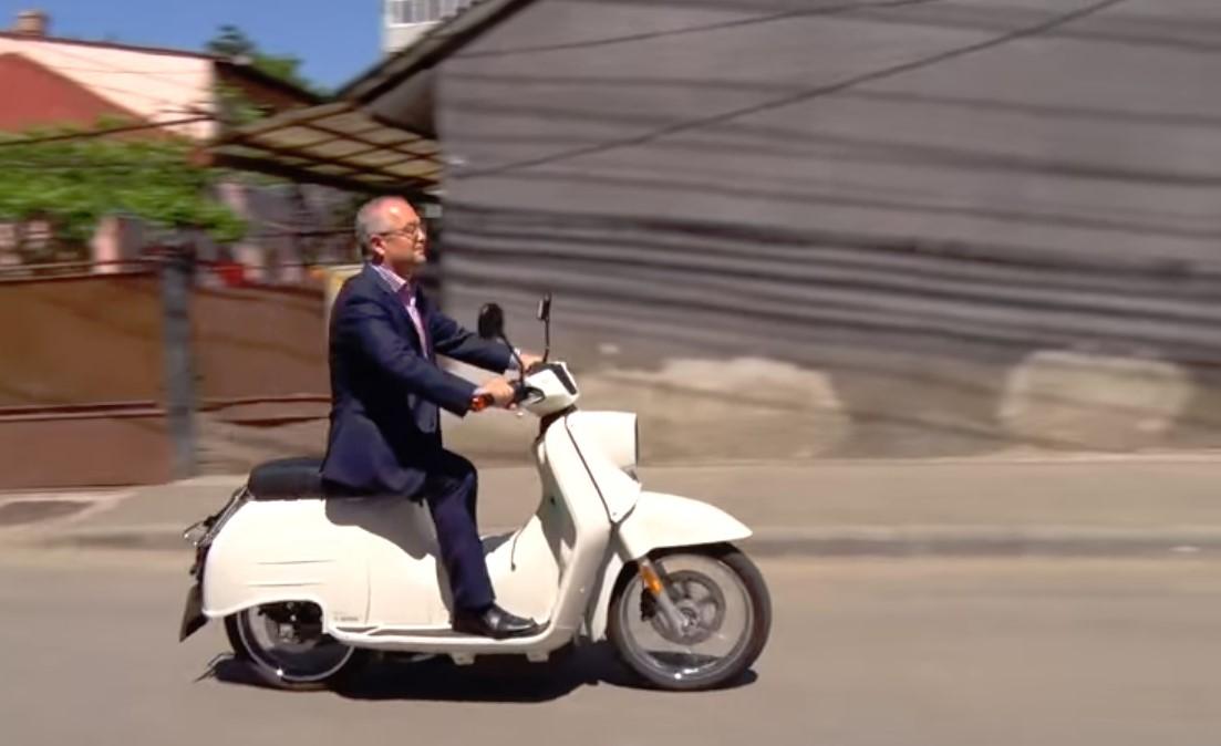 Mașinile inteligente au făcut show pe străzile Clujului / VIDEO cu Boc pe bicicletă, scuter și într-o mașină cu frânare automată