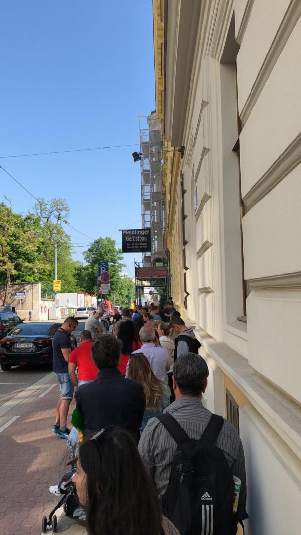 VOT DIASPORA. Cozi la secţiile de votare din străinătate