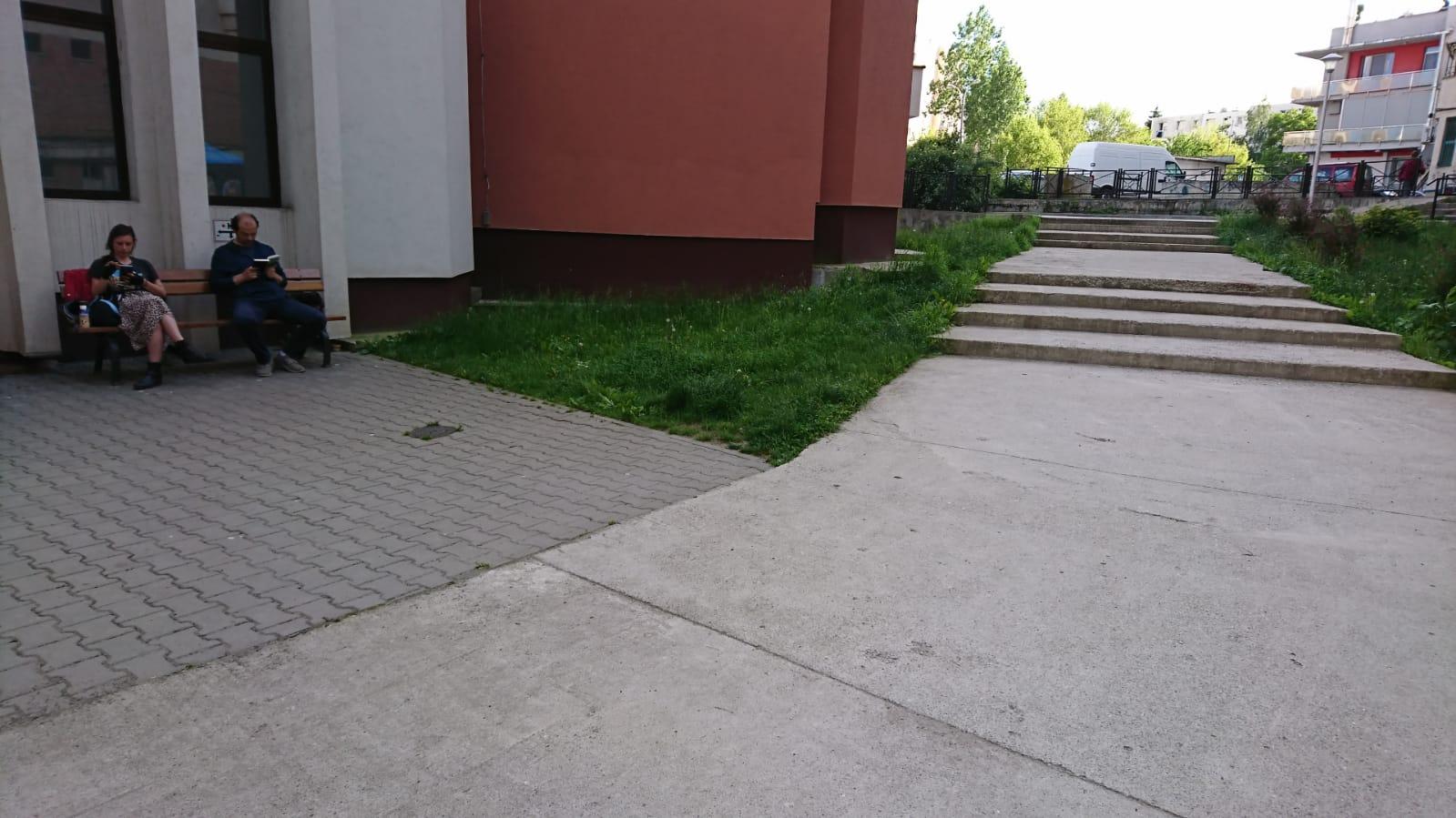 Cum îi așteaptă Primăria Cluj pe cinefilii de la TIFF la Cinema Dacia. Iarbă de o jumătate de metru, noroi, graffiti