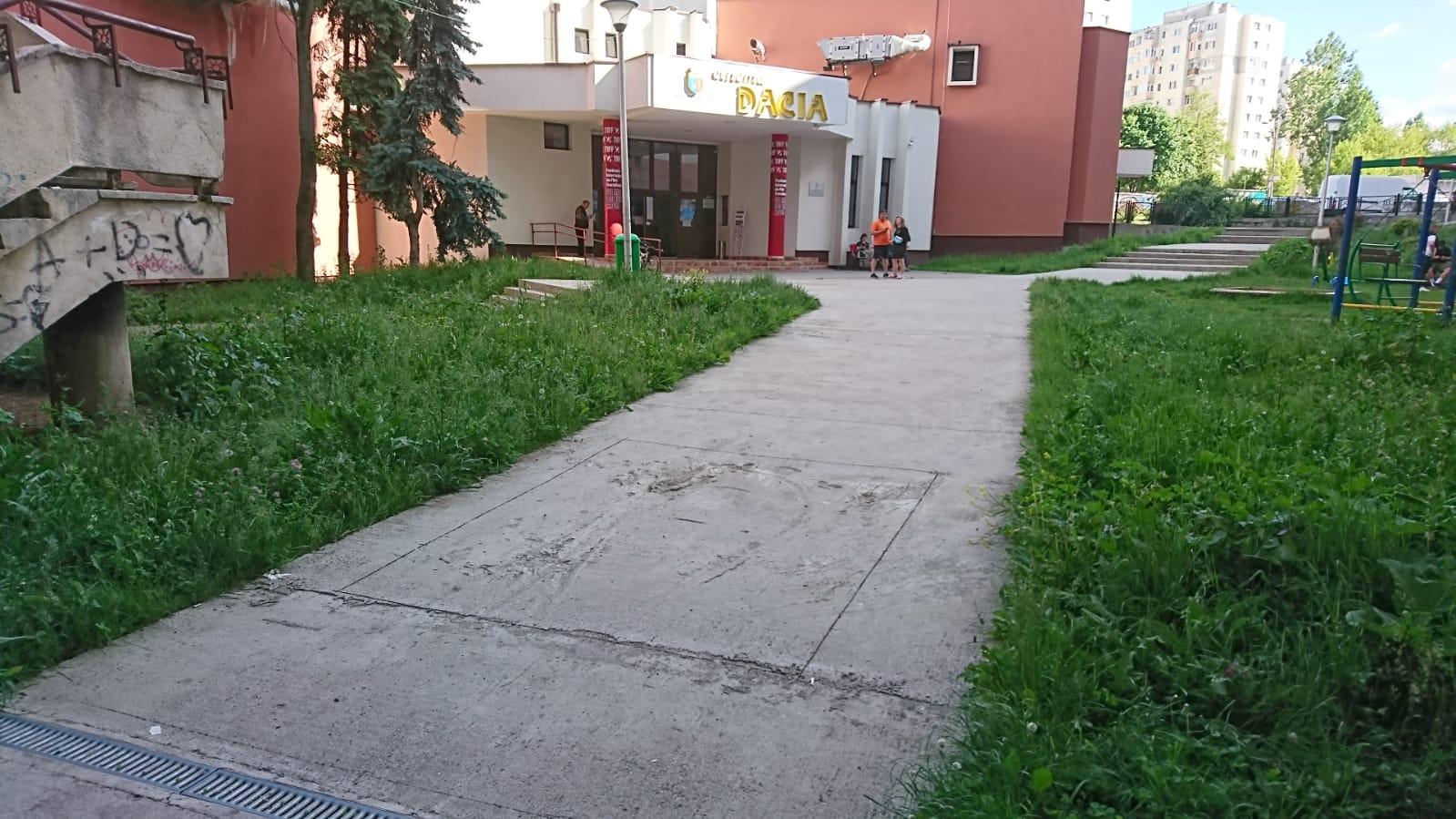 Cum îi așteaptă Primăria Cluj pe cinefilii de la TIFF la Cinema Dacia. Iarbă de o jumătate de metru, noroi, graffiti