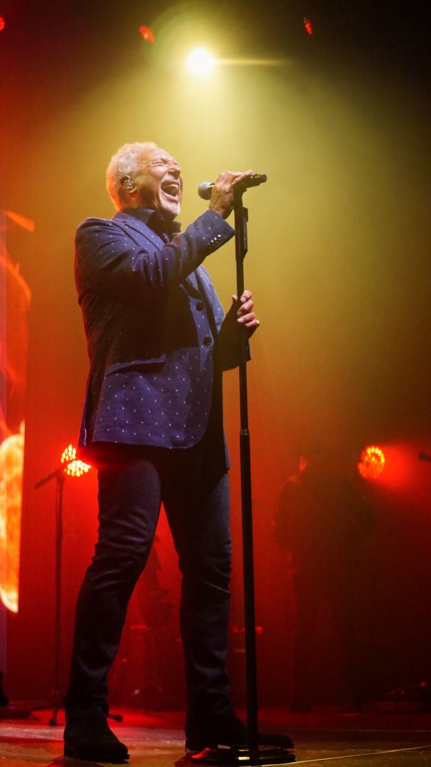 Tom Jones, o voce fără vârstă. A făcut show în faţa a peste 5.000 de clujeni