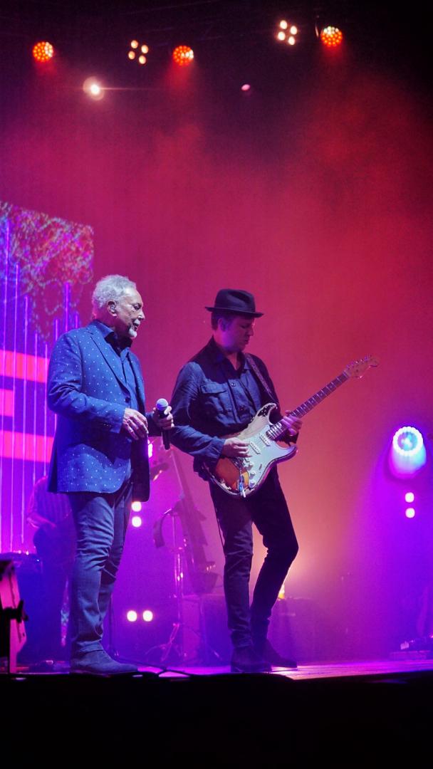 Tom Jones, o voce fără vârstă. A făcut show în faţa a peste 5.000 de clujeni