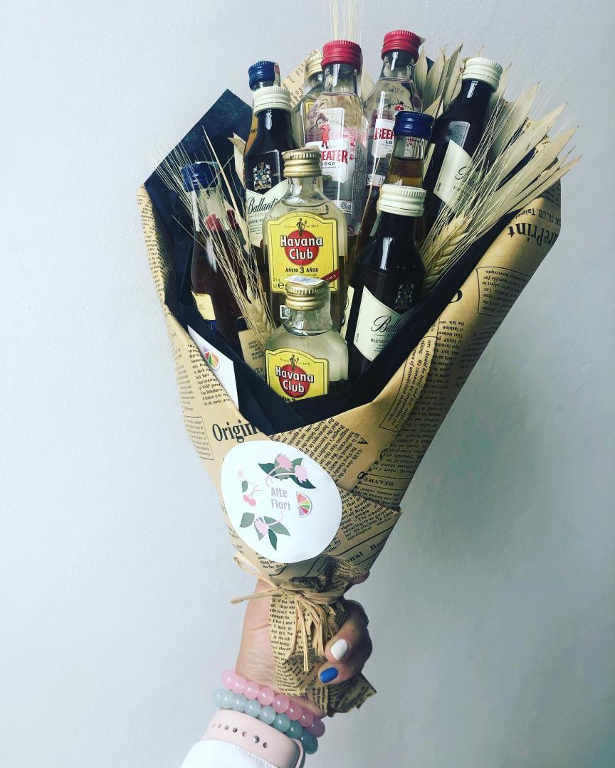 Afacere inedită a unui cuplu din Cluj: buchete comestibile cu fructe, legume, dulciuri şi chiar cu cârnaţi
