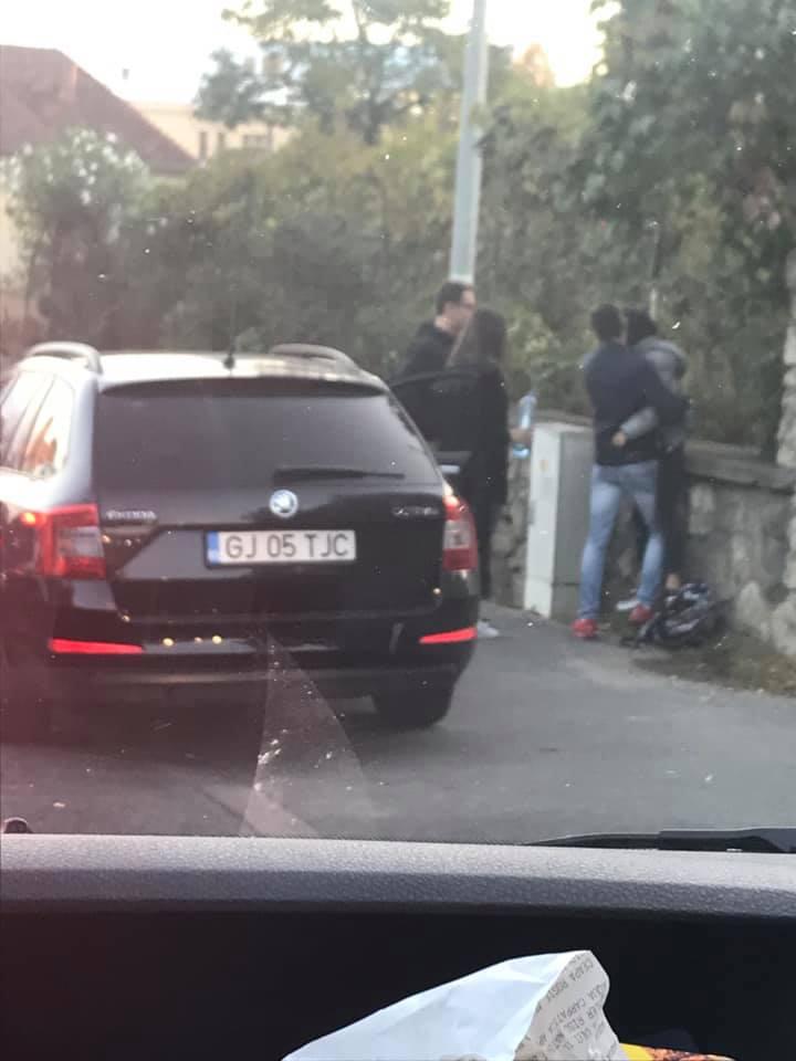 Poza zilei. Gest de umanitate al unor tineri, la Cluj