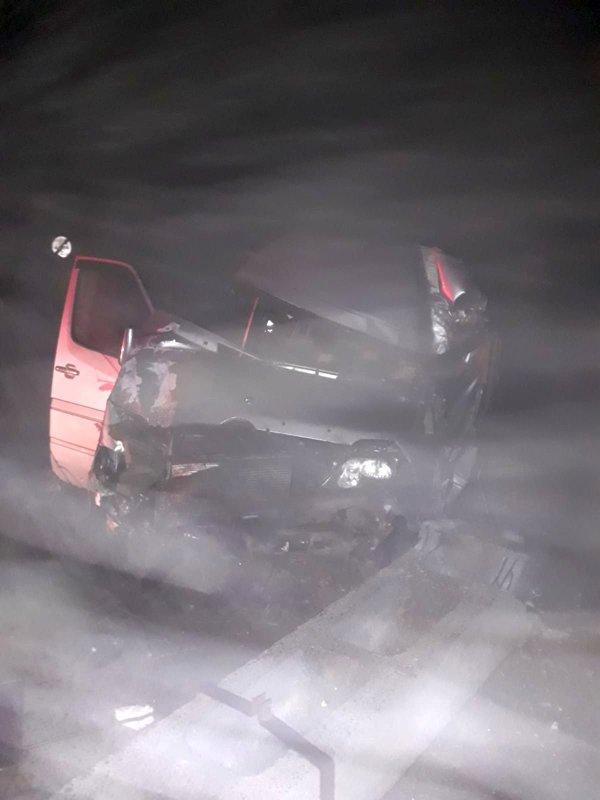 Accident grav, la Cluj, cu un mort și doi răniți, după ce un microbuz s-a izbit de un stâlp