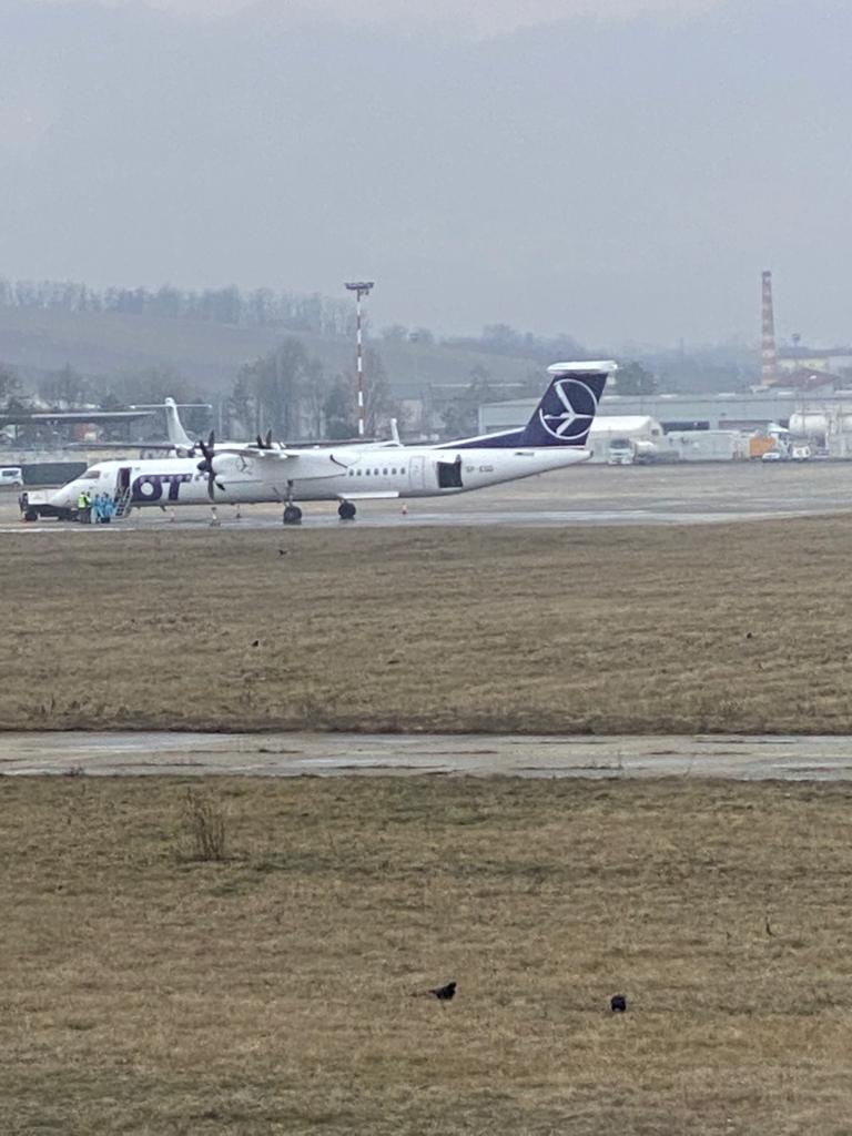 Pasager suspect de COROVANIRUS pe Aeroportul Cluj. Se află într-o aeronavă LOT, toţi călătorii sunt blocaţi până la sosirea medicilor