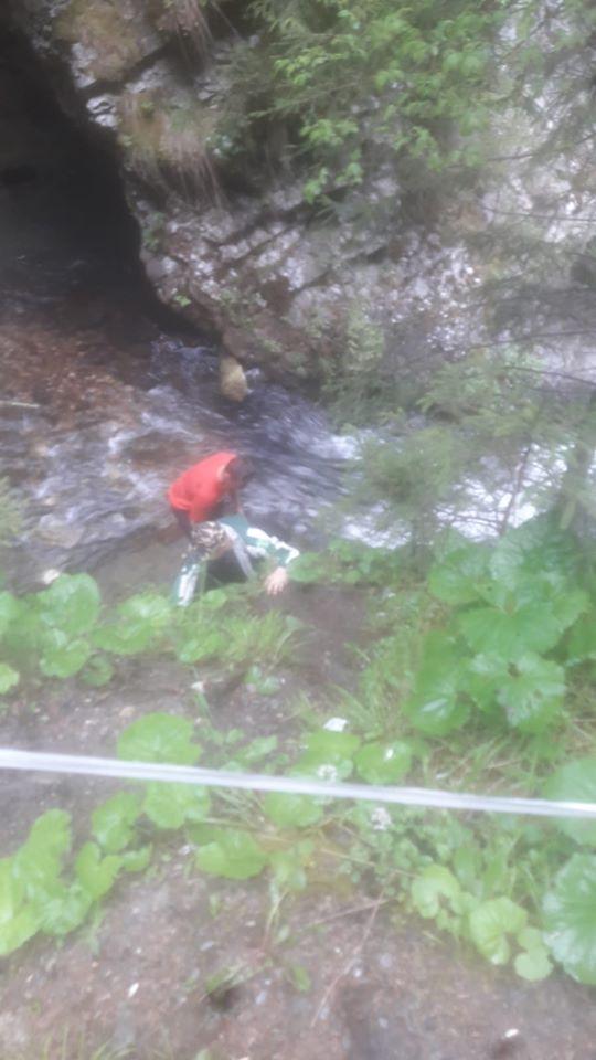 Turist inconștient, căzut  în Cascada Valul Miresei. Salvamont : „Nu vă mai puneţi viaţa în pericol pentru o poză"