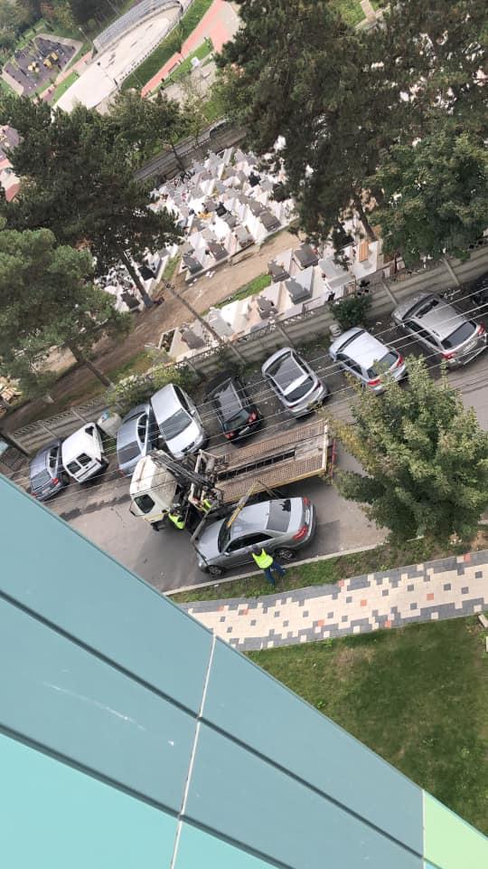 Ce faci când "băieții deștepți" parchează de blochează toată strada? O iei pe trotuar...