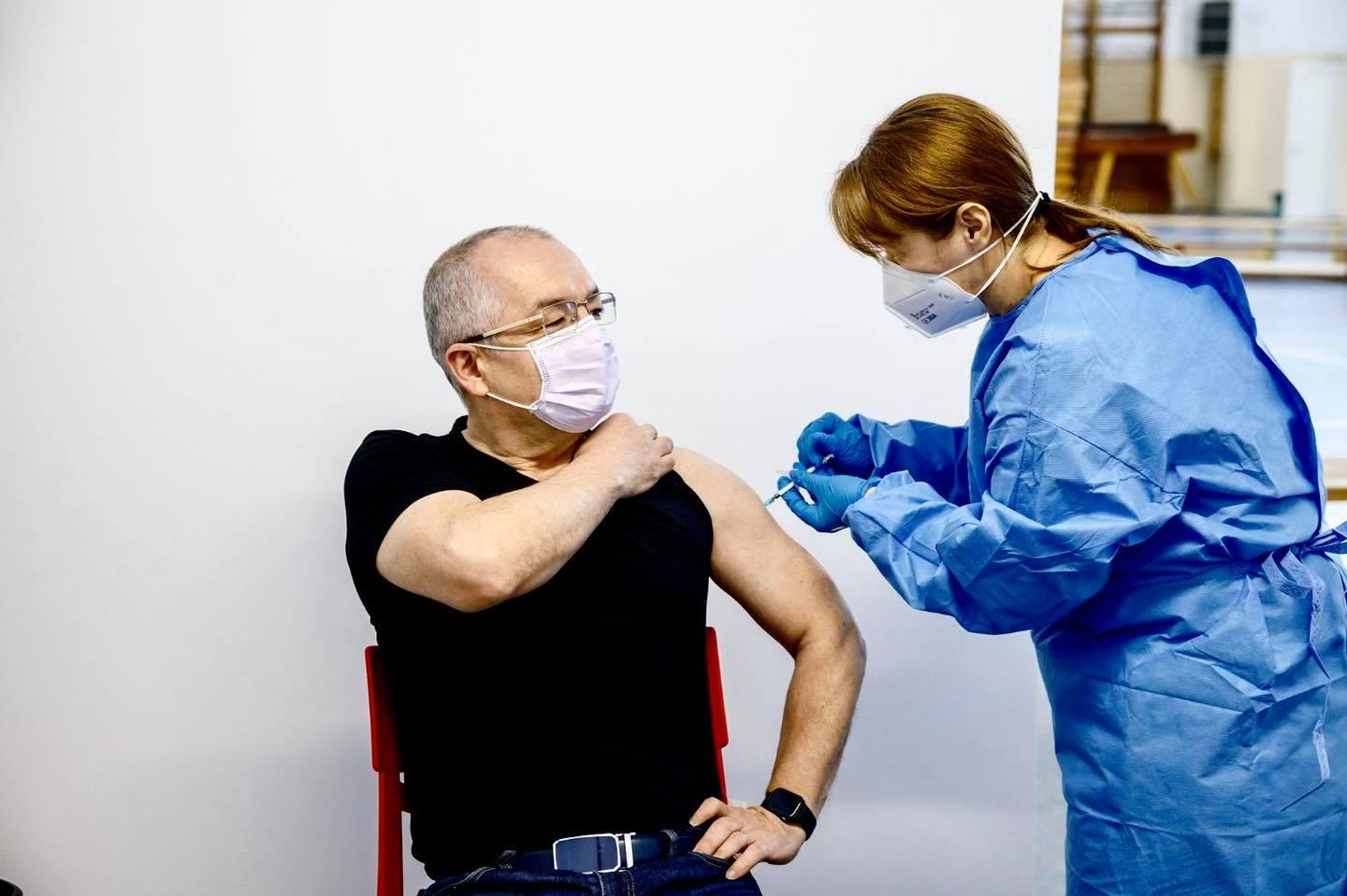 Emil Boc s-a vaccinat împotriva COVID: "Totul OK"
