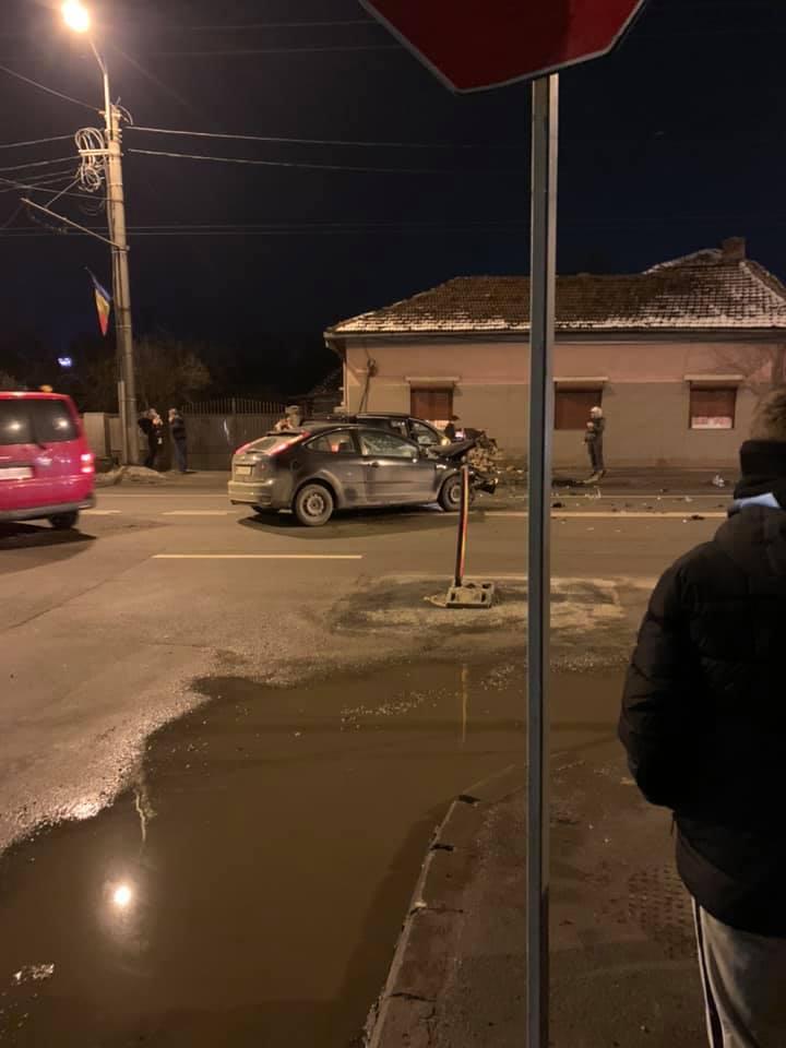 Impact violent între două mașini pe o stradă din Cluj. Una a ajuns pe trotuar și a spart zidul unei case
