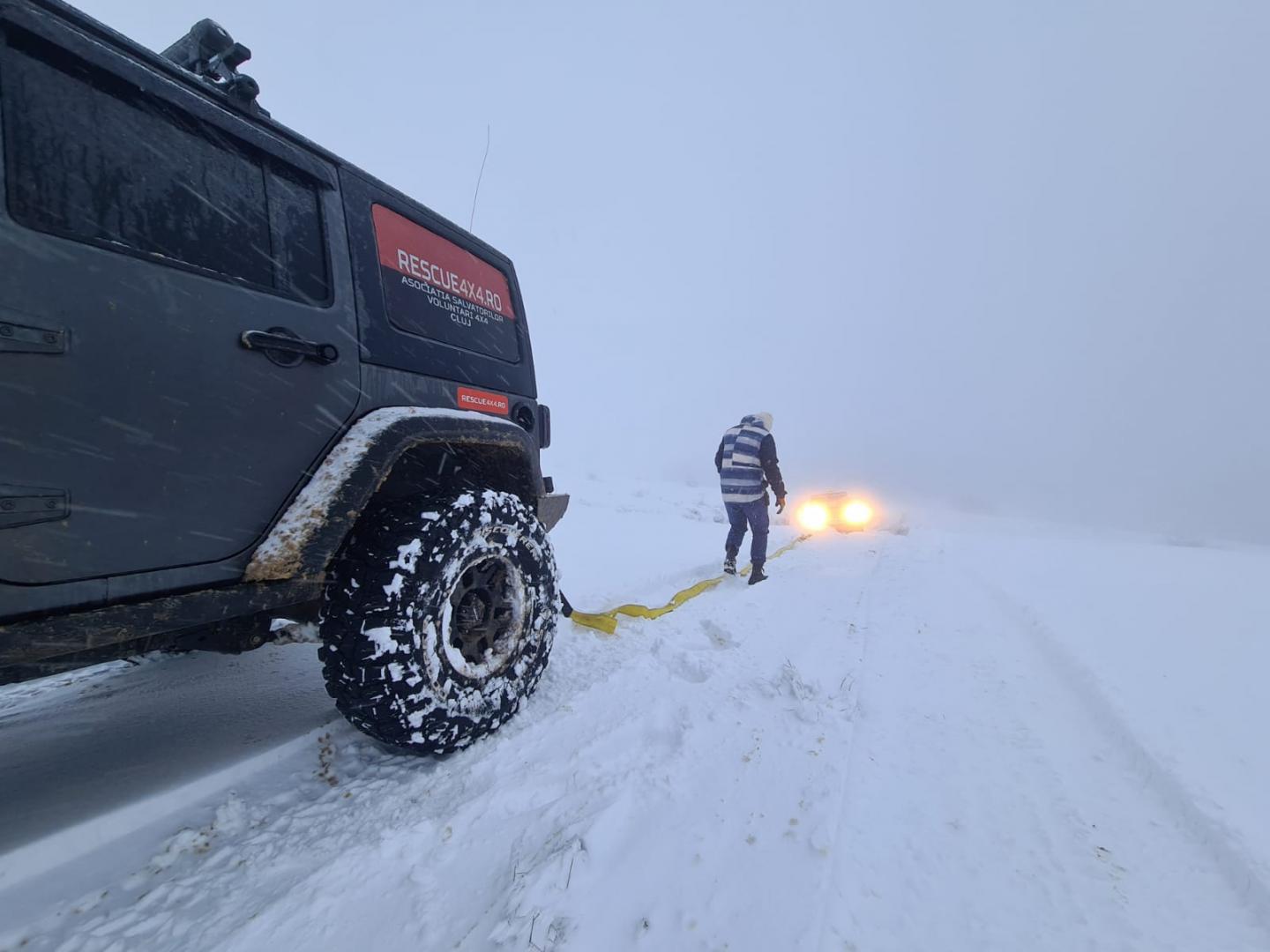 Iarnă în toată regula în zona de munte din Cluj. Voluntarii Rescue 4x4 au avut program încărcat