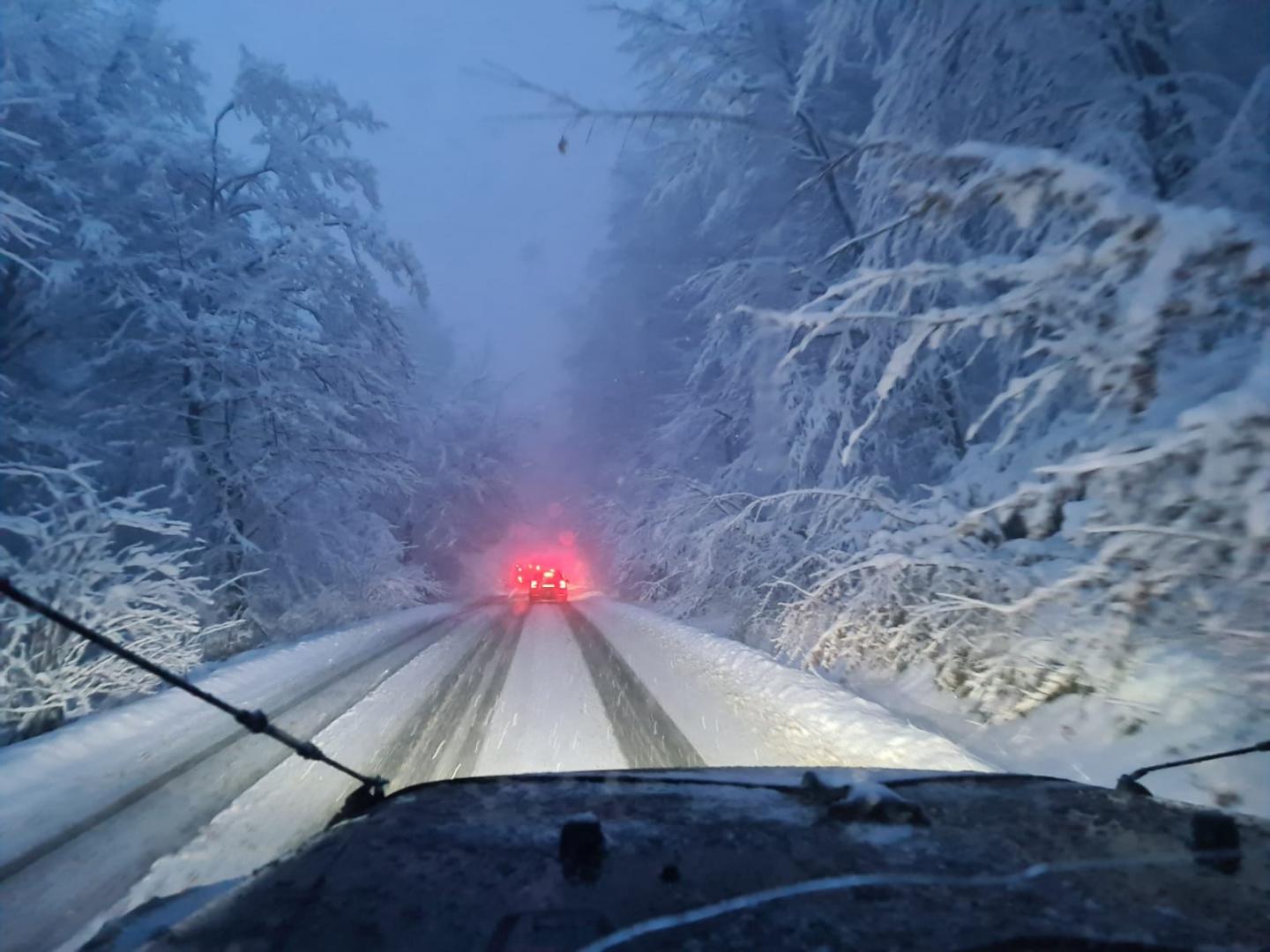 Iarnă în toată regula în zona de munte din Cluj. Voluntarii Rescue 4x4 au avut program încărcat