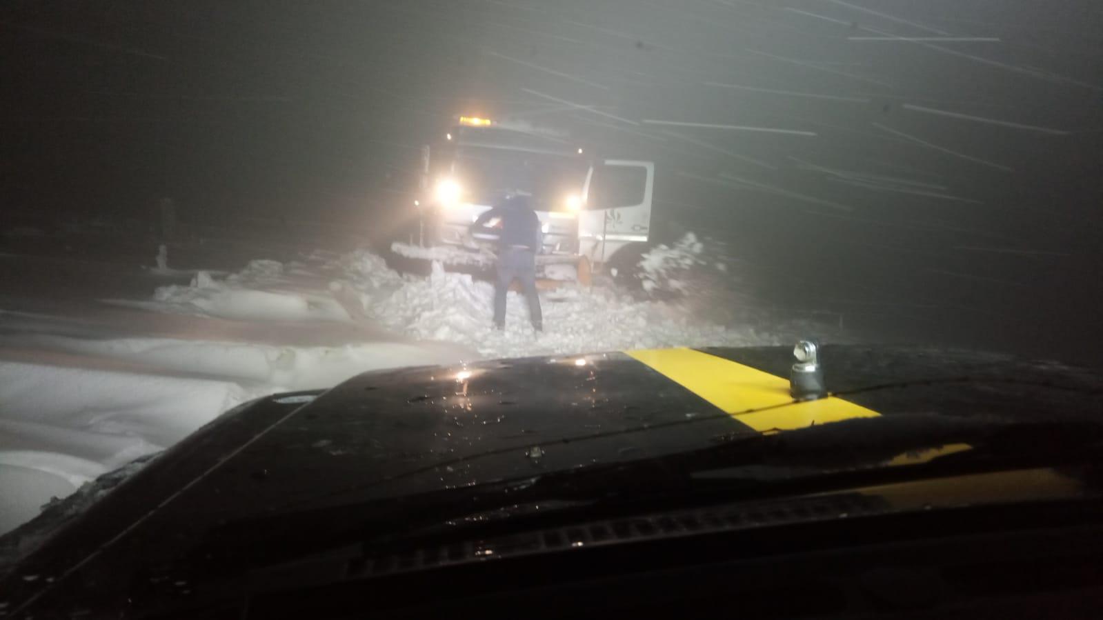 Iarnă în toată regula în zona de munte din Cluj. Voluntarii Rescue 4x4 au avut program încărcat