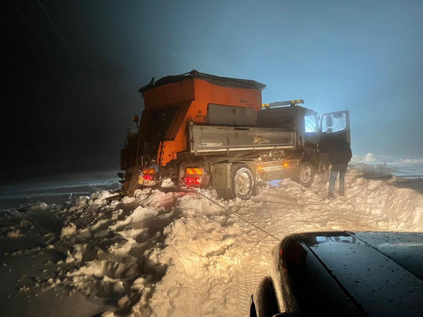 Iarnă în toată regula în zona de munte din Cluj. Voluntarii Rescue 4x4 au avut program încărcat