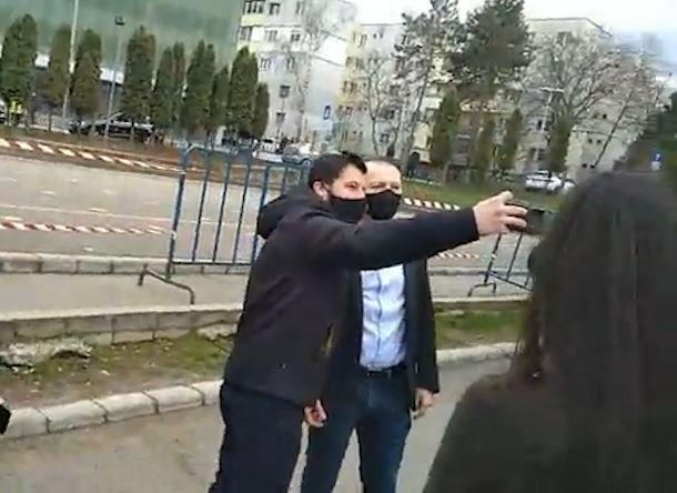 Ședință foto în curtea școlii, cu Cîțu. Premierul a luat o pauză de la întâlnirea de la Cluj și a stat la selfie-uri