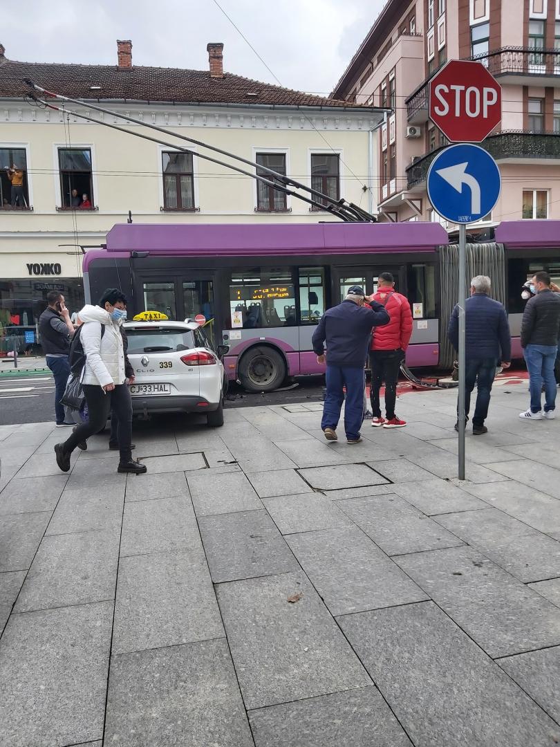 Accident pe Regele Ferdinand. Un taxi a intrat într-un troleibuz