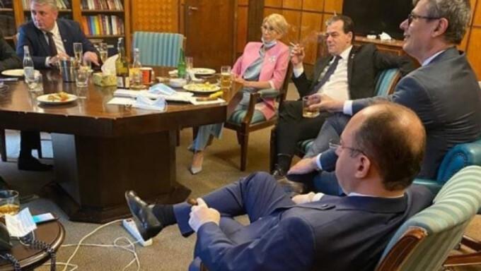 Ludovic Orban, petrecere la Parlament cu invitați FĂRĂ mască în interior. Legea spune că e interzis