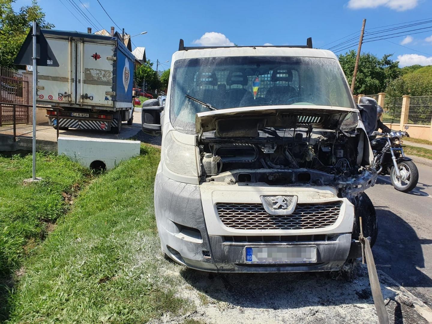 Incendiu pe un drum din Cluj. O camionetă a fost făcută scrum