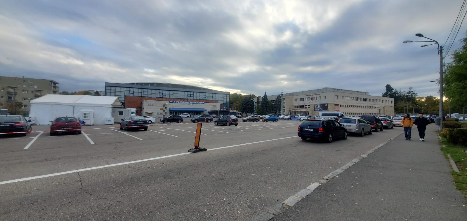 Rând la vaccinare în weekend la Drive-thru: "Am stat frumos la coadă, aproximativ 30 de minute"
