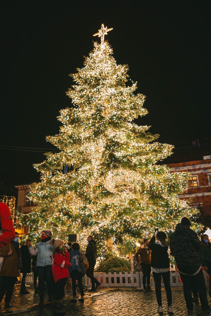 S-a deschis Târgul de Crăciun de la Cluj! Seara ploioasă nu i-a oprit pe clujeni să admire orașul din roata panoramică
