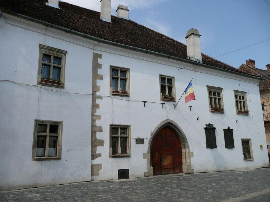 CASA MATEI CORVIN – Unul dintre cele mai vechi monumente istorice din Cluj-napoca. Edificiul reprezintă o tranziție de la stilul gotic la cel renascen