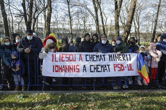Critici la adresa președintelui României, de Ziua Națională: „Iliescu a chemat minerii, Iohannis a chemat PSD-ul”