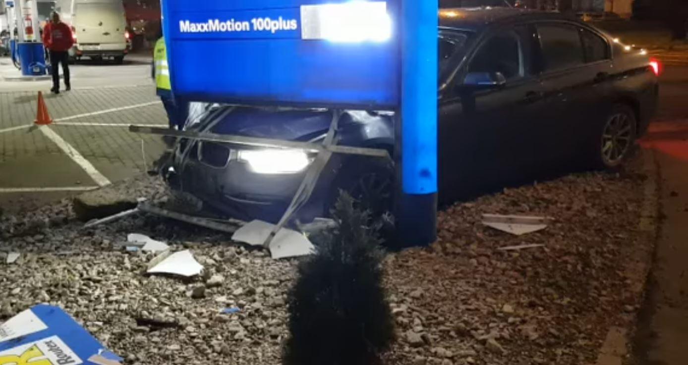 Reclamă la mașină sau la combustibili? Parcare "specială" în benzinărie după drifturi ratate într-un giratoriu din Cluj