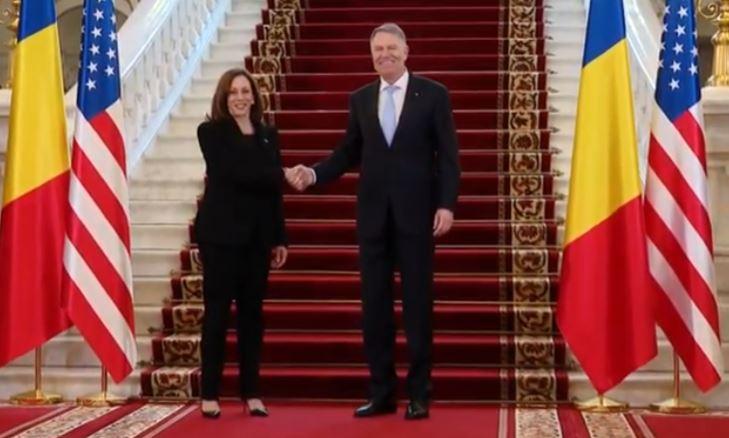 Kamala Harris a ajuns în România/ Vicepreşedintele SUA, întâlnire cu Klaus Iohannis la Cotroceni