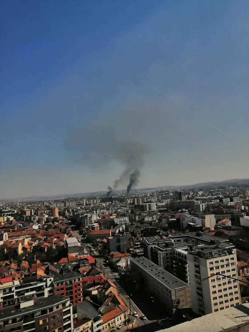 Foc puternic în Gheorgheni. A luat foc vegetația uscată din zona lacurilor