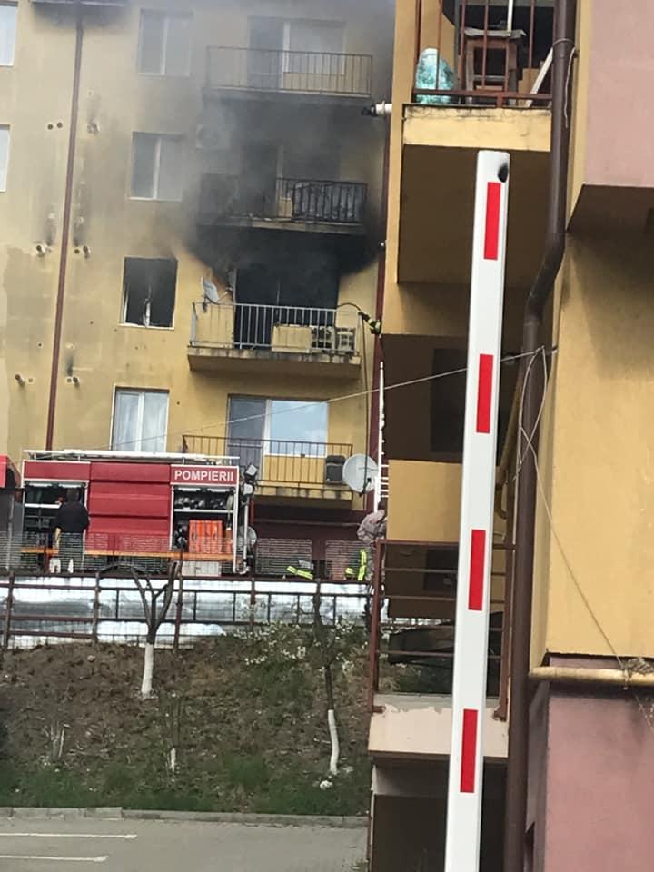 Incendiu puternic într-un bloc din Florești. Intervin pompierii