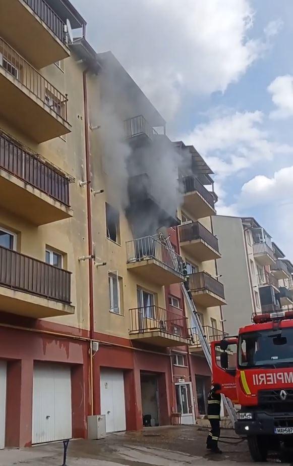 Incendiu puternic într-un bloc din Florești. Intervin pompierii